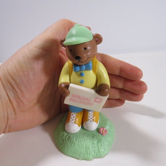 Avon SPECIAL DELIVERY BEAR Vintage with a cute Bow Tie & Backpack 1980s - Picture 1 of 13